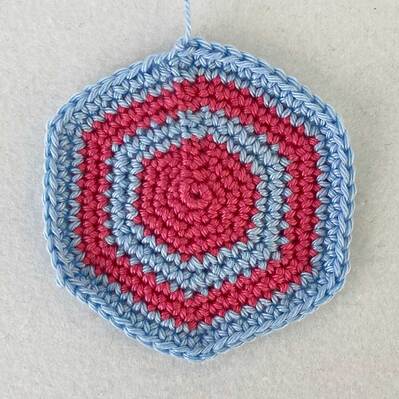 Picture of Crochet Sample showing clean colour changes in the round