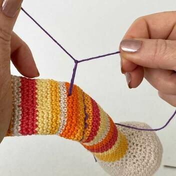 Picture of Fig 17 - knotting yarn tails