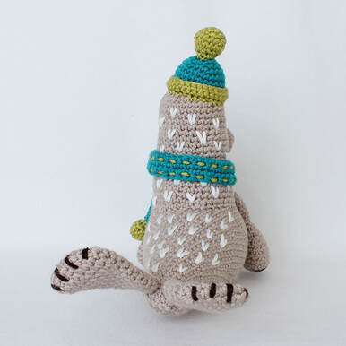 Picture of rear view of crochet walrus