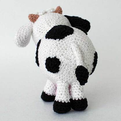 Picture of rear view crochet dairy cow