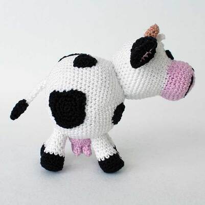 Picture of right side view of crochet Dairy Cow