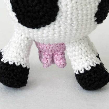 Picture of Udder detail on crochet dairy cow