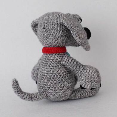 Picture of crochet dog - back right view