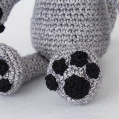 Picture of c crochet dog - lower paw detail