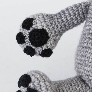 Picture of crochet dog - upper paw detail