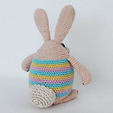 Picture of back right of crochet Easter egg bunny