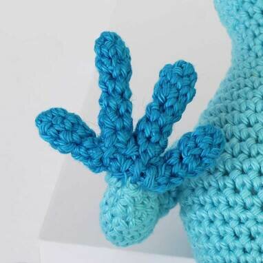 Picture of amigurumi crochet gecko underside of foot