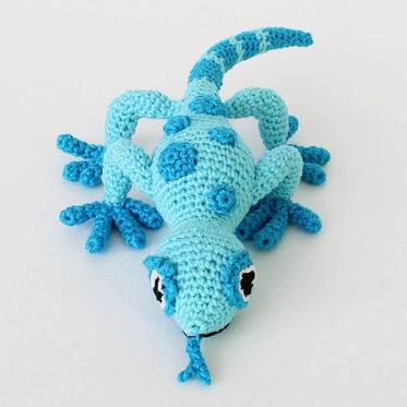 Picture of amigurumi crochet gecko from front