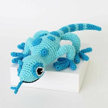 Picture of amigurumi crochet gecko from front left