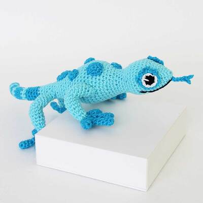 Picture of amigurumi crochet gecko front right side