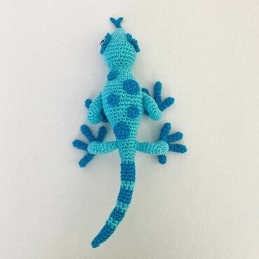 Picture of amigurumi crochet gecko from above showing leg positions