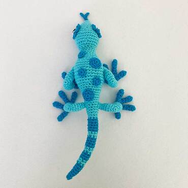 Picture of amigurumi crochet gecko from above showing leg positions