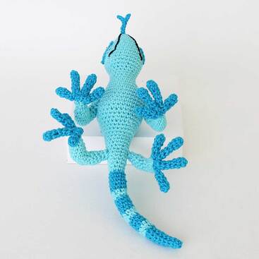 Picture of amigurumi crochet gecko underside view
