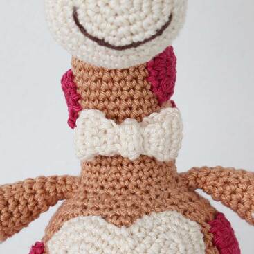 Picture of crochet boy giraffe - bow tie from front