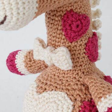 Picture of crochet boy giraffe bow tie from side