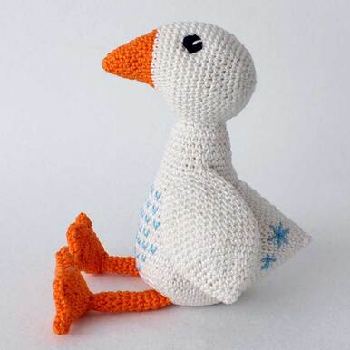 Picture of left side of Crochet Goose