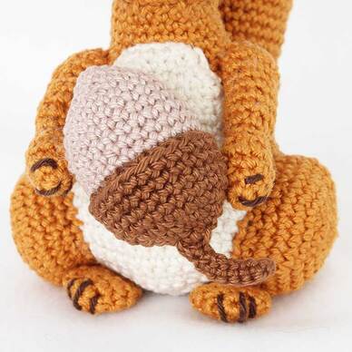 Picture of crochet squirrel paws detail