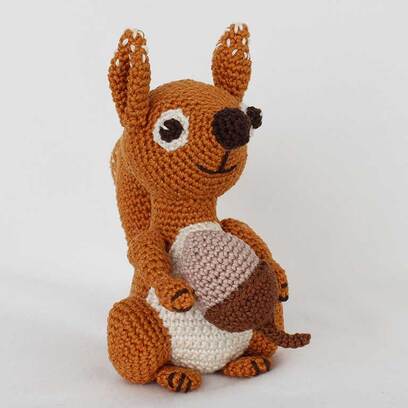 Picture of crochet squirrel from front right