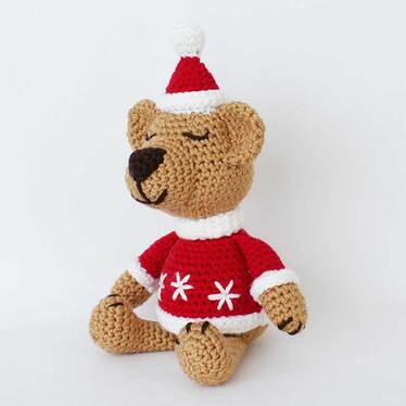 Picture of front left view of crochet bear