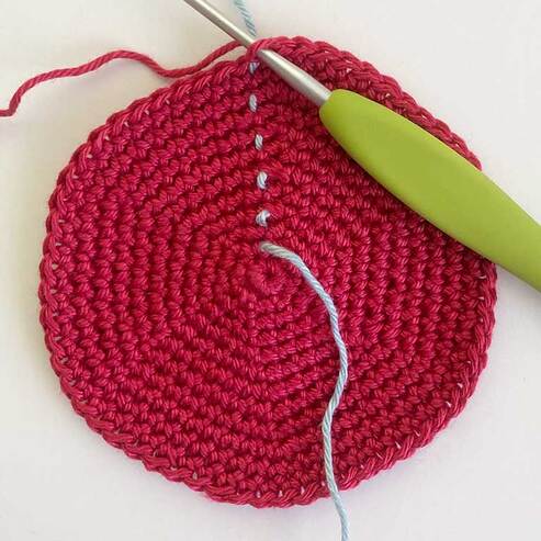 Picture of crochet sample with running scrap yarn stitch marker